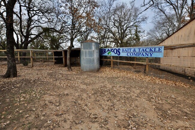 Building Photo - COMING SOON - FOR LEASE! Hard to Find Hors...