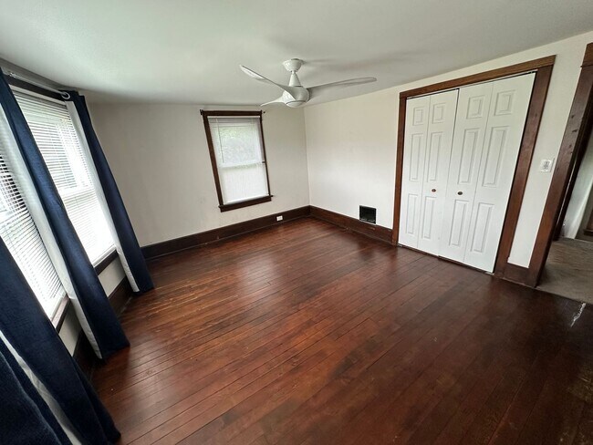 Building Photo - 541 W Jersey Ave