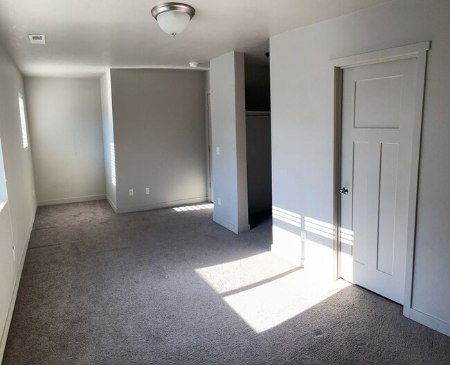 Building Photo - Amazing 2 Story Townhome in Vineyard w/ at...