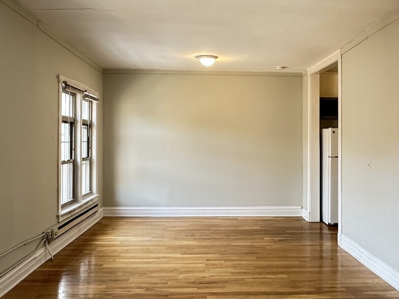 Building Photo - 631 W Barry Ave