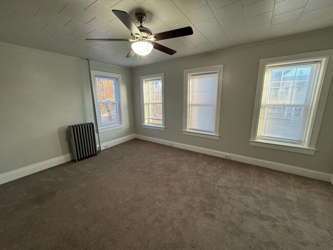 Building Photo - Comfortable 2nd Floor Apartment
