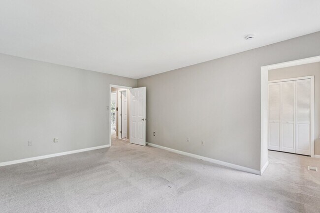 Building Photo - This is Reston living at its finest!