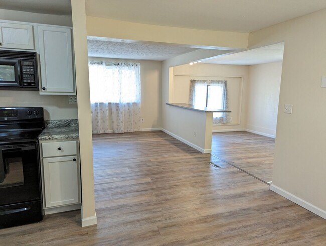 Building Photo - Available NOW - 3 Bed, 1 Bath Spacious Ran...