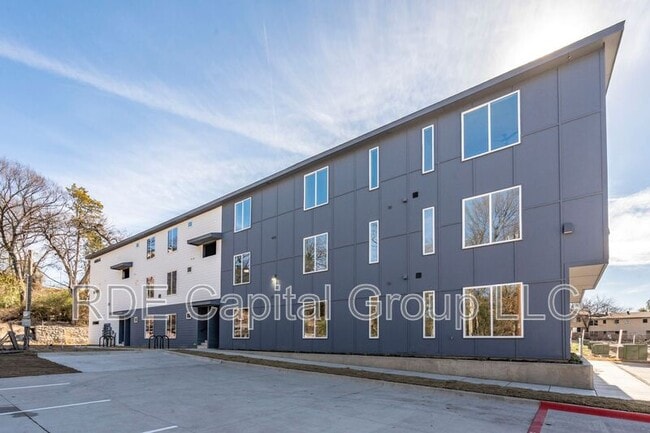 Building Photo - 948 S Corinth St Rd