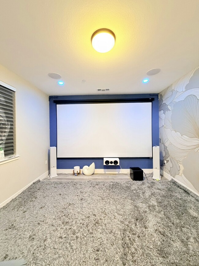 Building Photo - 1676 S Central Pkwy