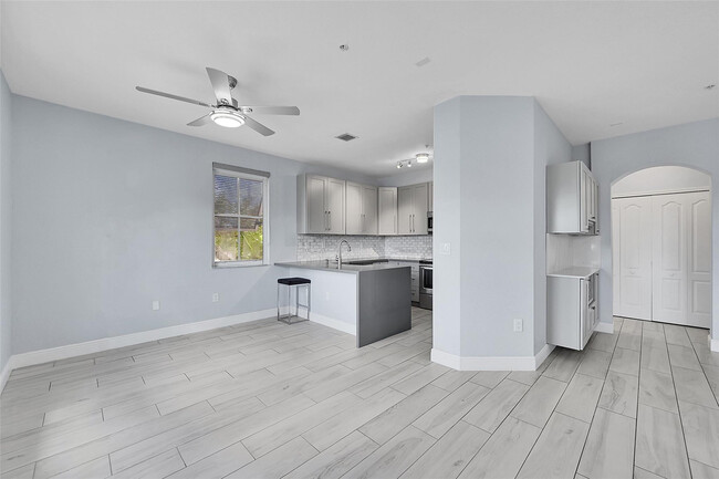 Building Photo - 150 Jacaranda Country Club Dr