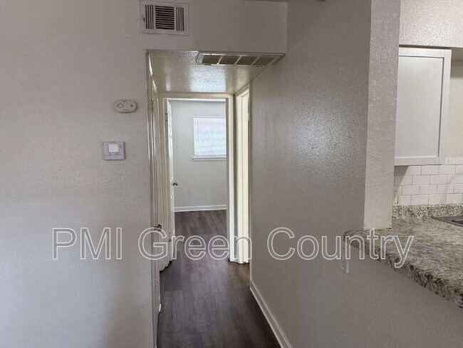 Building Photo - 917 N Yale Ave