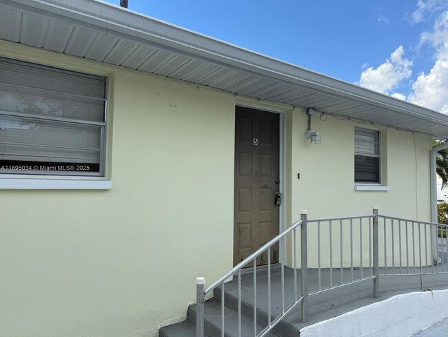 Building Photo - 4926 Vincennes St