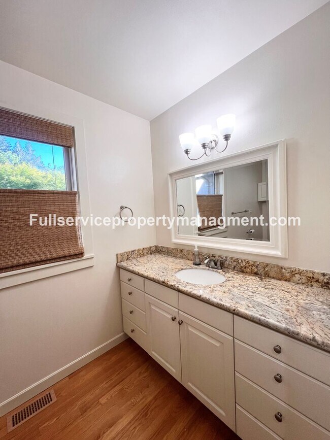 Building Photo - Beautiful Mercer Island Home with Private Hot Tub Pavillion & Spacious Floor Plan