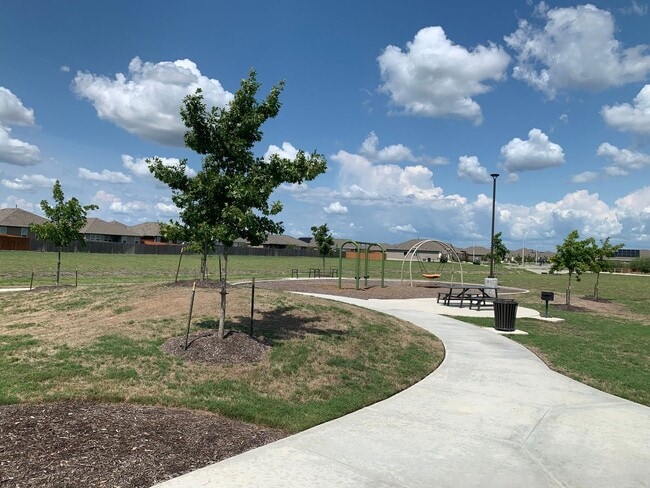 Building Photo - 3/2/2 in Heather Glen / Fridge Included / Fenced in Back Yard / CISD