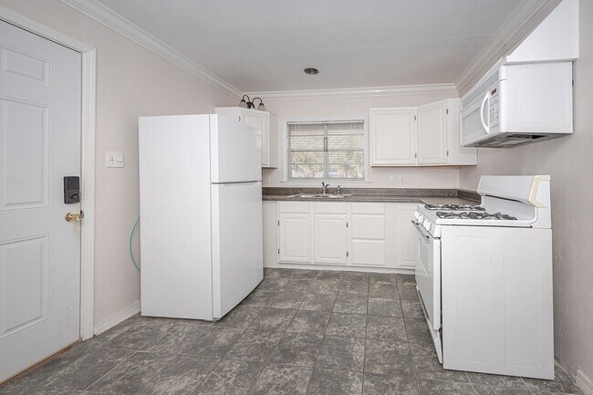 Building Photo - 3 Bed 2 Bath home in Pascagoula near the beach.