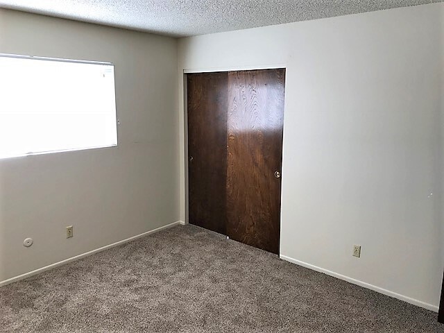 Building Photo - 2 Bedroom Townhouse with Fenced Yard by Harloe Elementary School