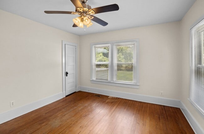 Building Photo - Vintage Charm, 4 BR, Spacious, Close To Ev...