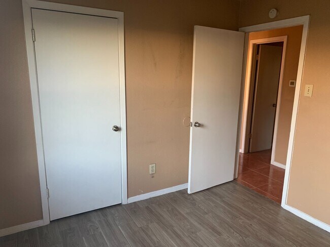 Building Photo - 3 bedroom, 2 bath Duplex to Make Home
