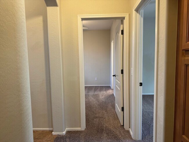 Building Photo - Gated Phoenix Gem with Community Pool and Spacious Kitchen