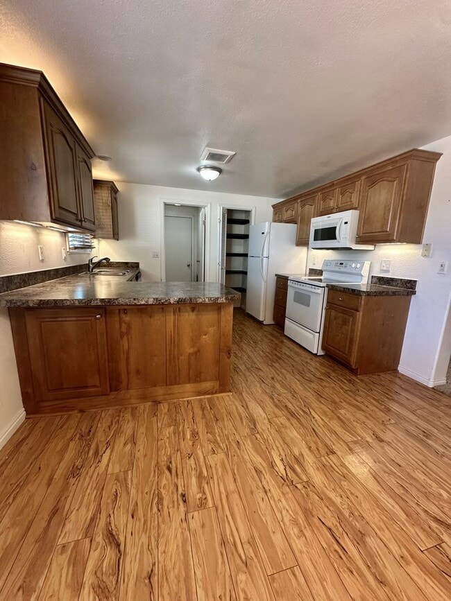 Building Photo - A &amp; E 3rd W Duplex