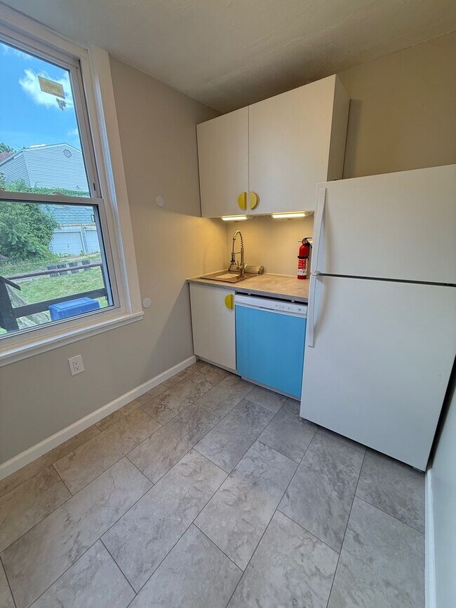 Building Photo - 2 Bed 1 Bath in Swissvale!