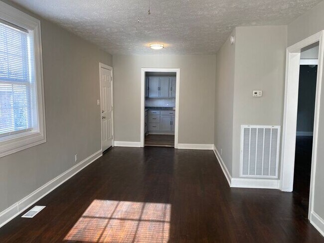 Building Photo - Spacious Renovated Duplex in East Nashville