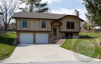 Building Photo - Millard 3 bed 3 bath with Park Access!