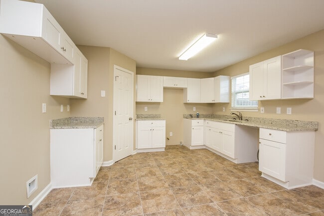 Building Photo - 6792 Foxfire Pl