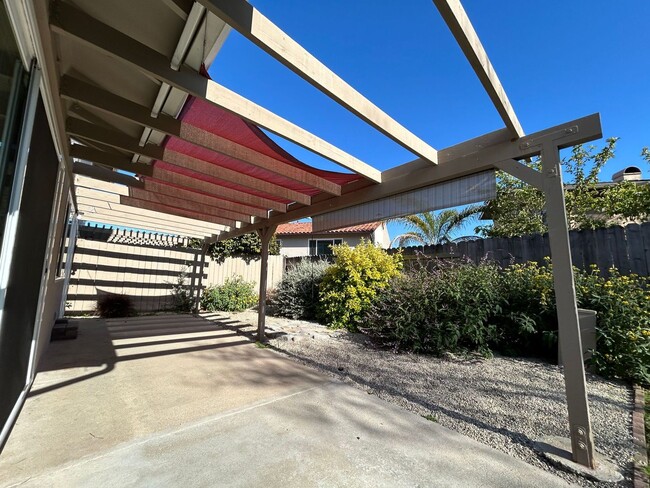 Building Photo - Spacious 3bdrm townhouse with yard & washe...