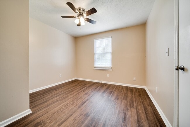 Building Photo - 1190 Meadowview Dr