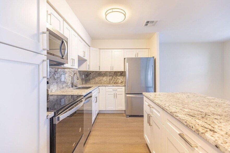 Building Photo - 114 S Lakeside Dr