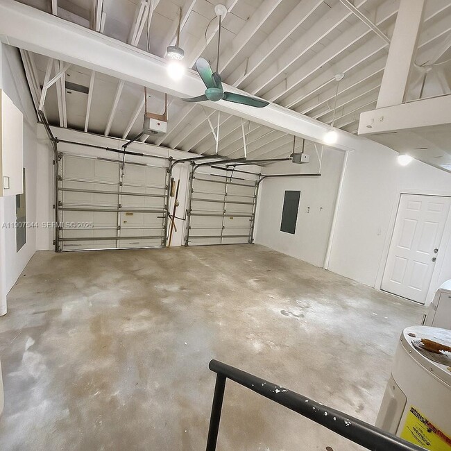 Building Photo - 1915 Country Club Prado