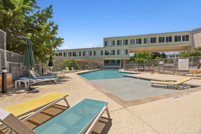 Building Photo - 604 N Bluff Dr