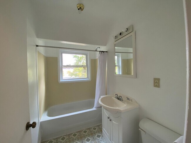 Building Photo - 108 Columbian Ave