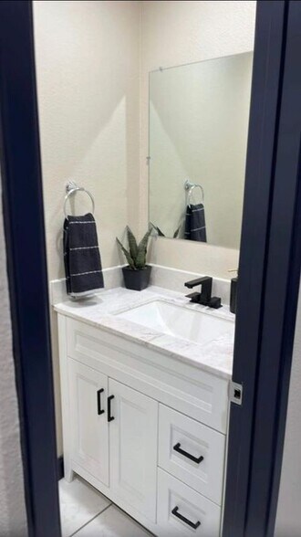 Building Photo - 7651 Reseda Blvd