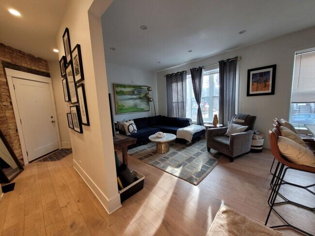Building Photo - 2 bedroom in Chicago IL 60640