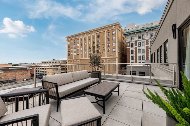 Building Photo - 1011 Canal St