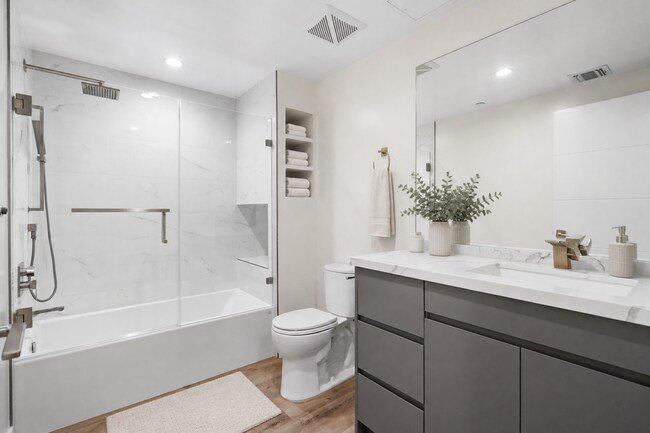 Building Photo - 846 S Mariposa Ave