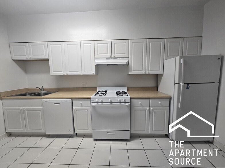 Building Photo - 558 Elmwood Ave