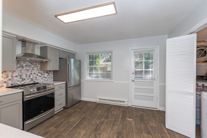 Building Photo - 9392 Pine Tree Rd