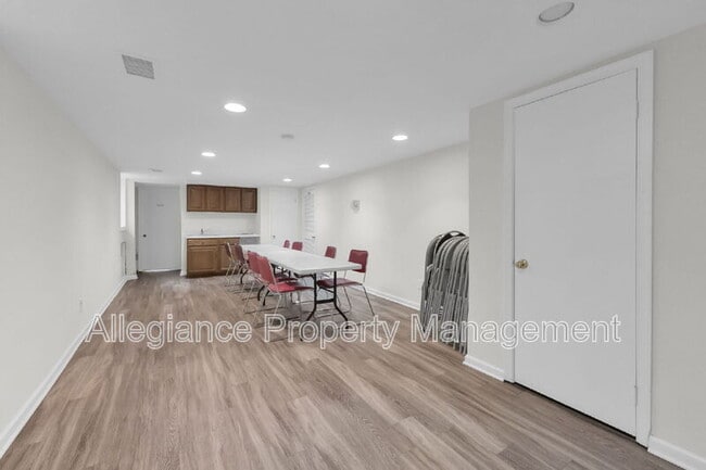 Building Photo - 1301 E Abingdon Dr