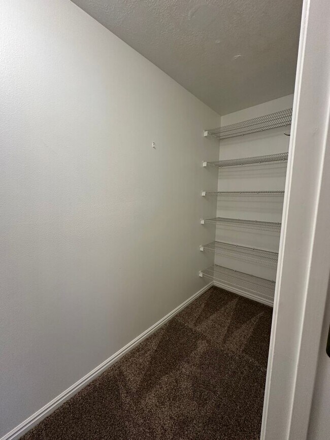 Building Photo - Condo in County Woods HOA