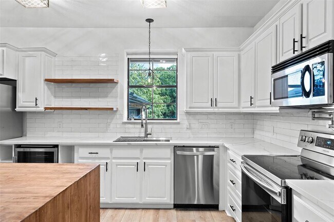 Building Photo - 14913 Longbranch Dr