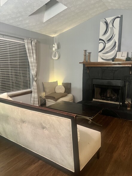 Living room - 1071 Country Park Dr
