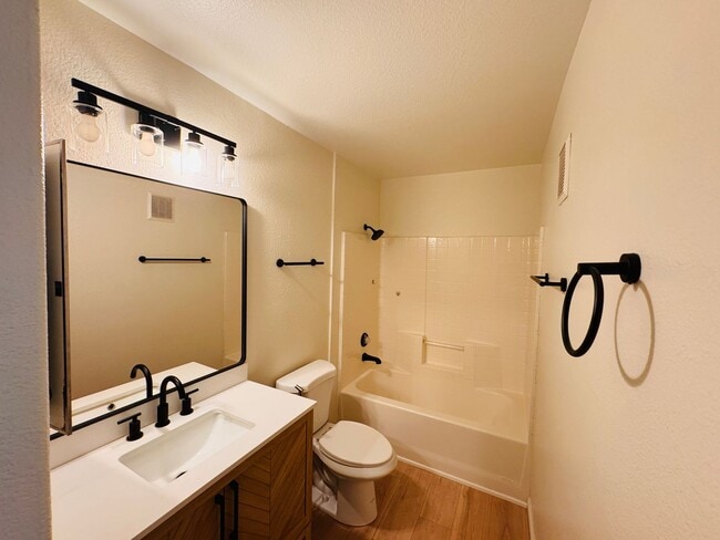 Building Photo - 2 bedroom, 2-bathroom condo for rent