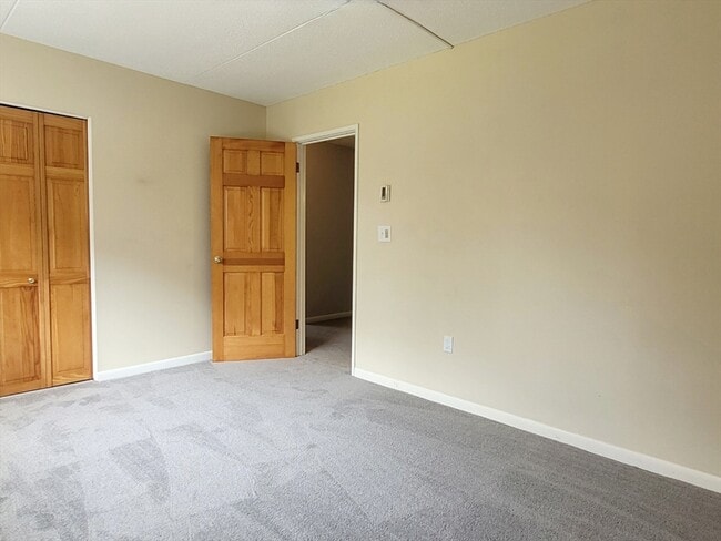 Building Photo - 49 Windsor Dr