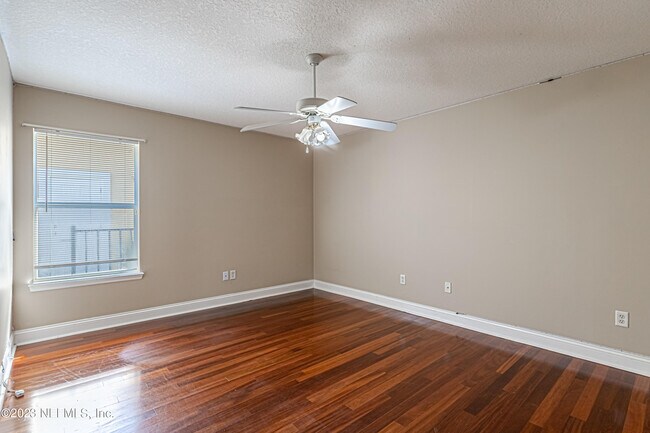 Building Photo - 2465 Pinehurst Ln