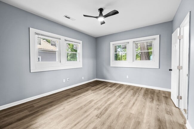 Building Photo - Newly Renovated 4 Bedroom 2 Bathroom Home