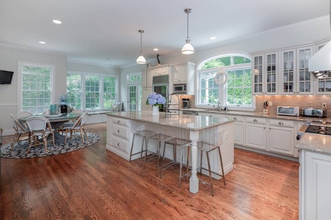 Building Photo - 6 Old School House Ln