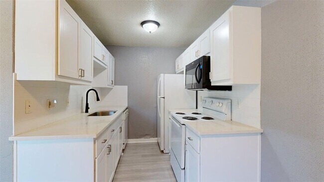 Building Photo - 1524 Pine Ridge Dr