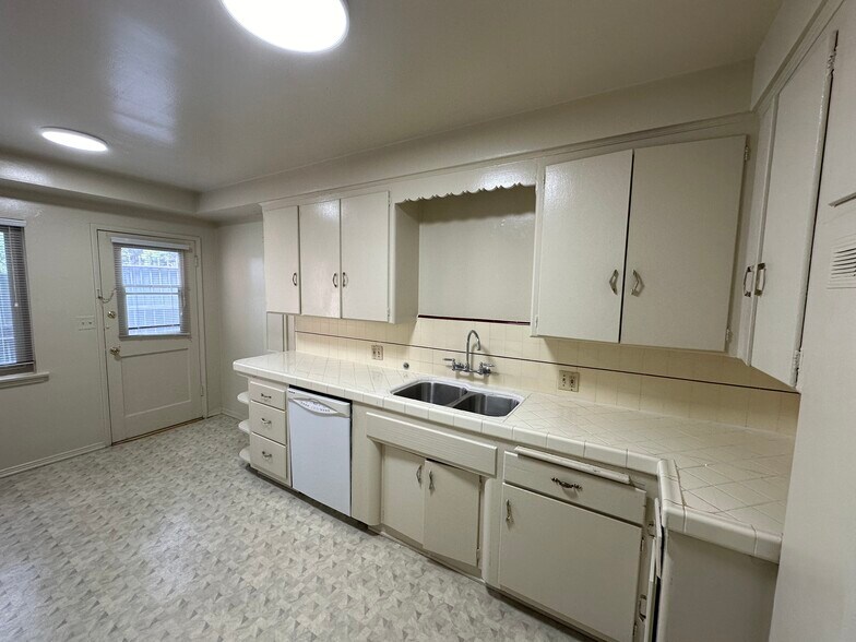 Building Photo - 548 Kelton Ave