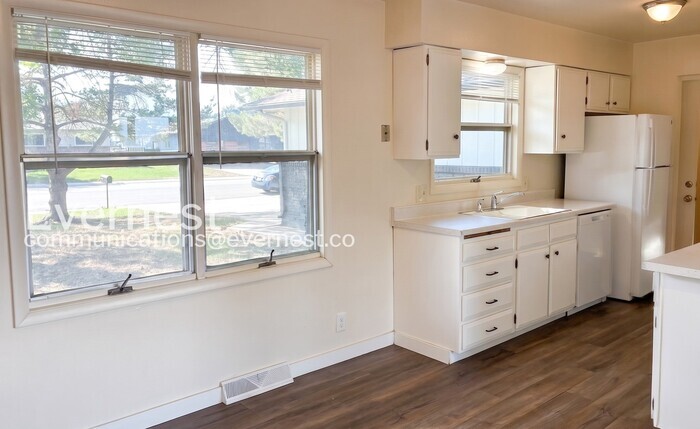 Building Photo - 928 Timber Ln