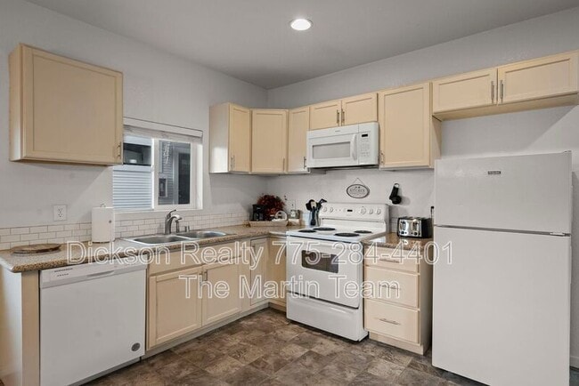 Building Photo - 121 Caliente St