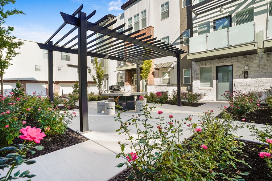 Building Photo - Current Townhomes